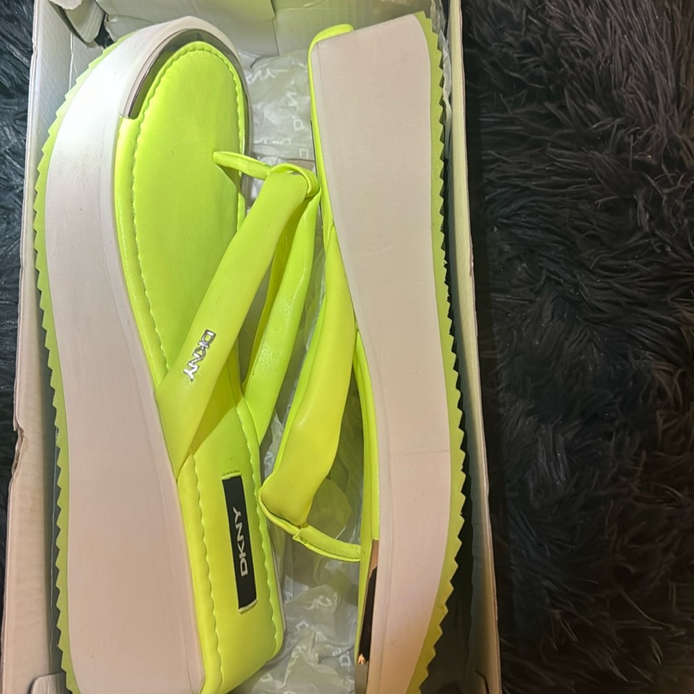 Gorgeous DKNY Maeryn-thong sanda sandals
